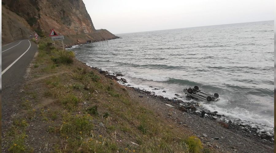 5 ki�inin bulundu�u ara� denize u�tu