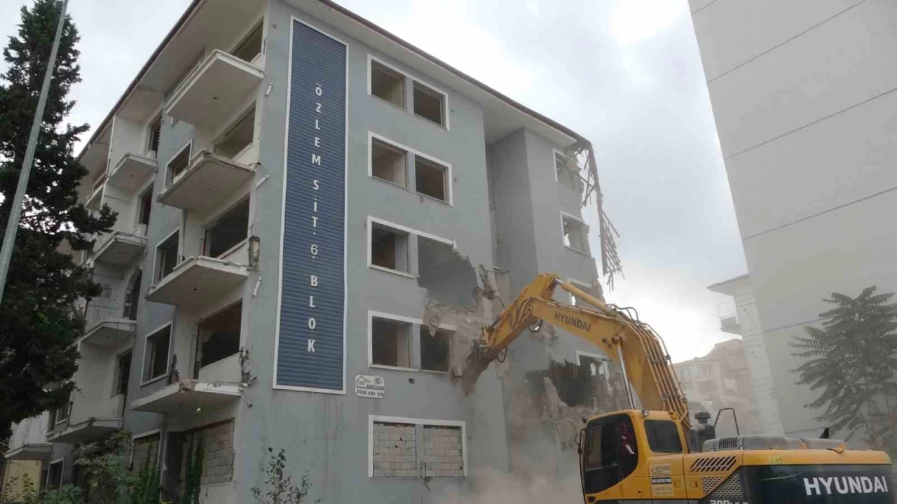 5,9'luk depremle sarsılan Malatya'da ağır hasarlı binalar yıkılıyor