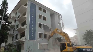 5,9'luk depremle sarsılan Malatya'da ağır hasarlı binalar yıkılıyor