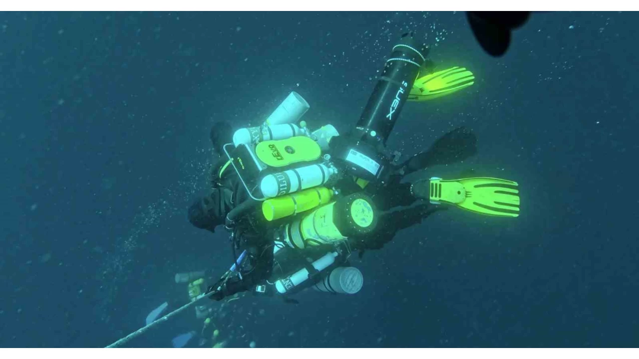 72 y�l sonra �ehit denizcilerimiz an�s�na Dumlup�nar'a sayg� dal���