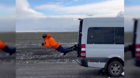 80 km hızla giden minibüsün içinden geçti