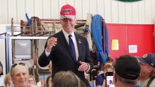 ABD Başkanı Biden, "Trump 2024" yazılı şapka taktı