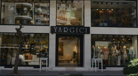 Abu Dabi'de mağaza açtı