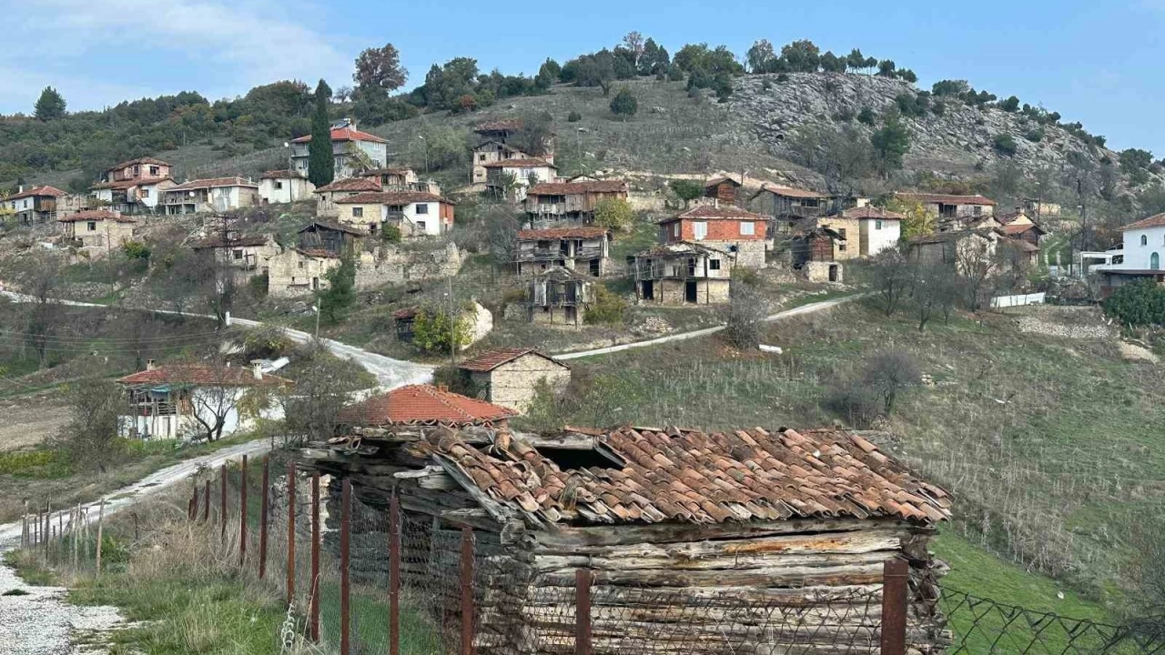 Ac ama gerek... 450 yllk ky hayalet kye dnt