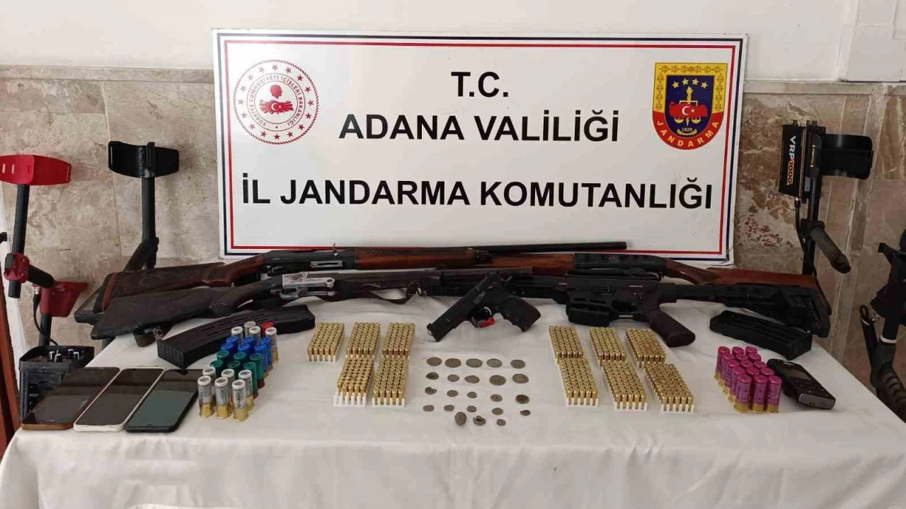 Adana'da evde 23 sikke ve 5 silah ��kt�