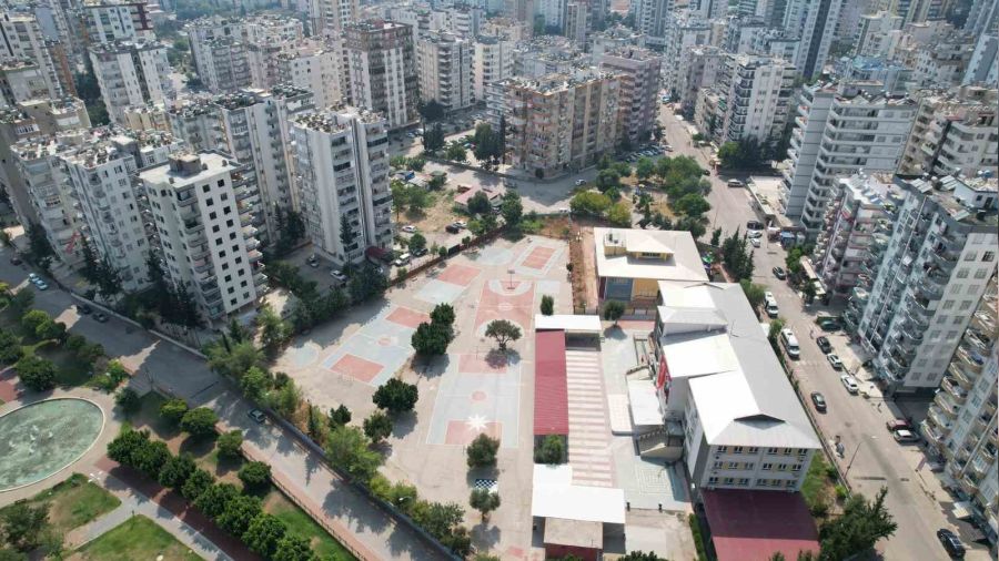 Adana'da okulların yanındaki ağır hasarlı binalar tehlike saçıyor - Yeni  Mesaj