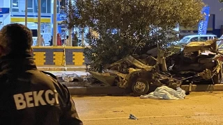 Adana'da refüjdeki ağaçlara çarpan otomobilde 3 kişi öldü, 2 kişi yaralandı