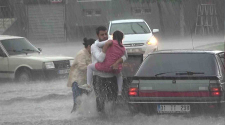 Adana'da sağanak ve dolu sele neden oldu