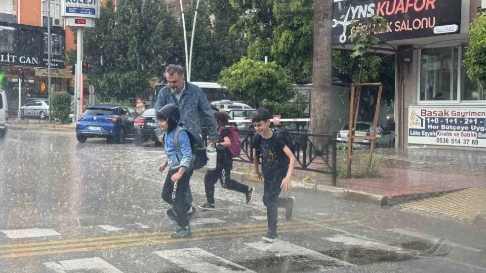 Adana'da �iddetli ya��� etkili oldu