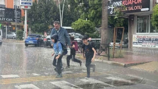 Adana'da �iddetli ya��� etkili oldu