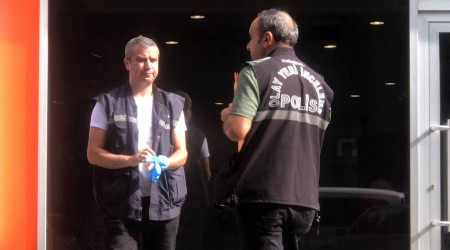 Adana'da silahla vurulan kişi banka şubesine sığındı