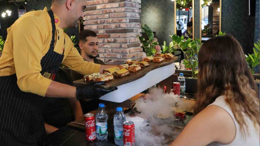 Adanal�lar s�caktan ne yapaca��n� �a��rd�, d�nerci de buzlu servis ba�lad�