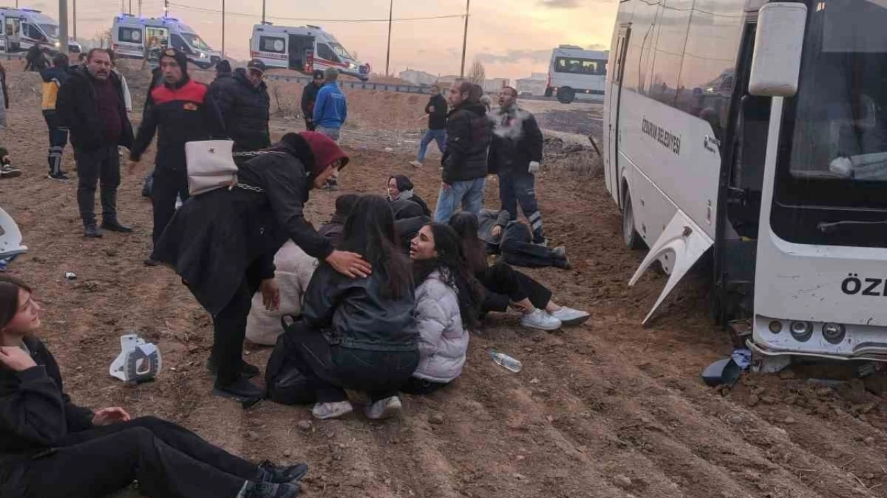 Afyonkarahisar'da faciaya ramak kala: �o�u ��renci 17 yaral�