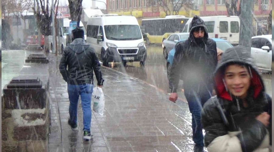 Afyonkarahisar'da kar yağışı başladı