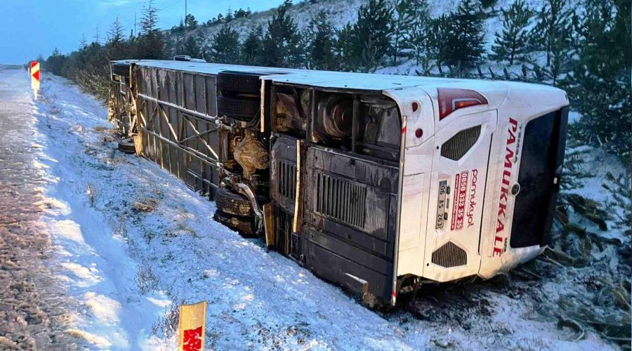Afyonkarahisar'da yolcu otobüsü devrildi: 8 yaralı