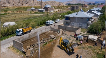 Ahır yıkımları devam ediyor