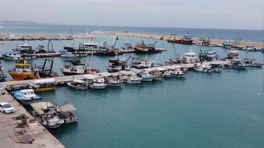 Akdeniz'de ekmek teknelerine fırtına molası