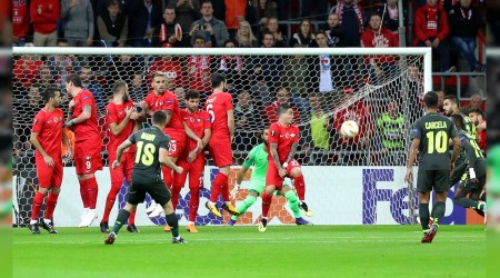 Akhisar, Sevilla deplasmanında