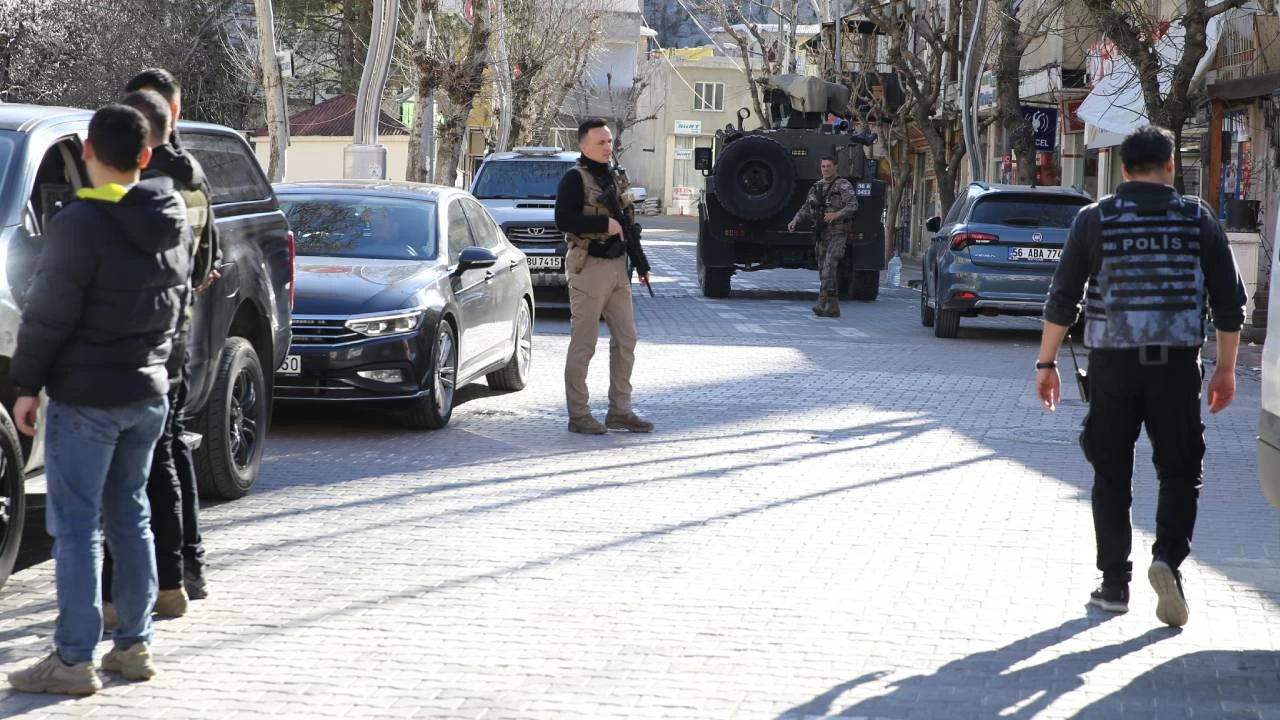 AKP ve DEVA adaylarının aileleri arasındaki silahlı kavgada 1 kişi öldü, 4 kişi yaralandı