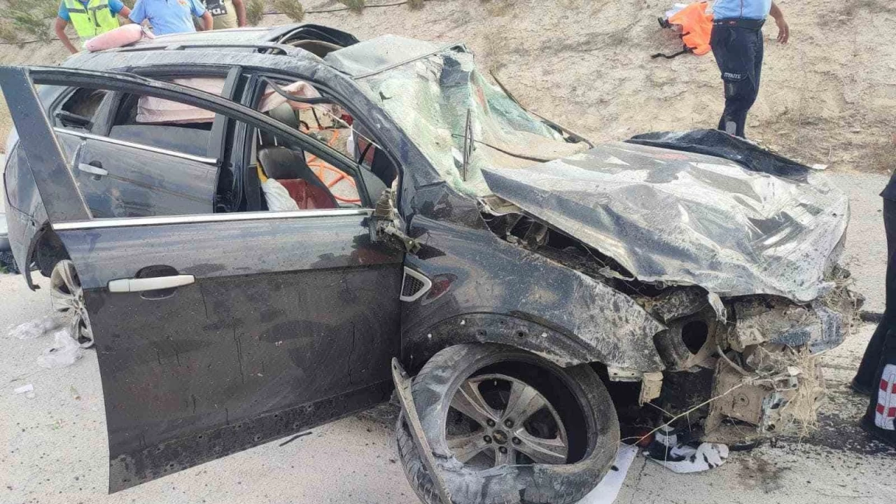 Aksaray'da otomobil bariyerlere �arpt�: 1 �l�, 2 yaral�