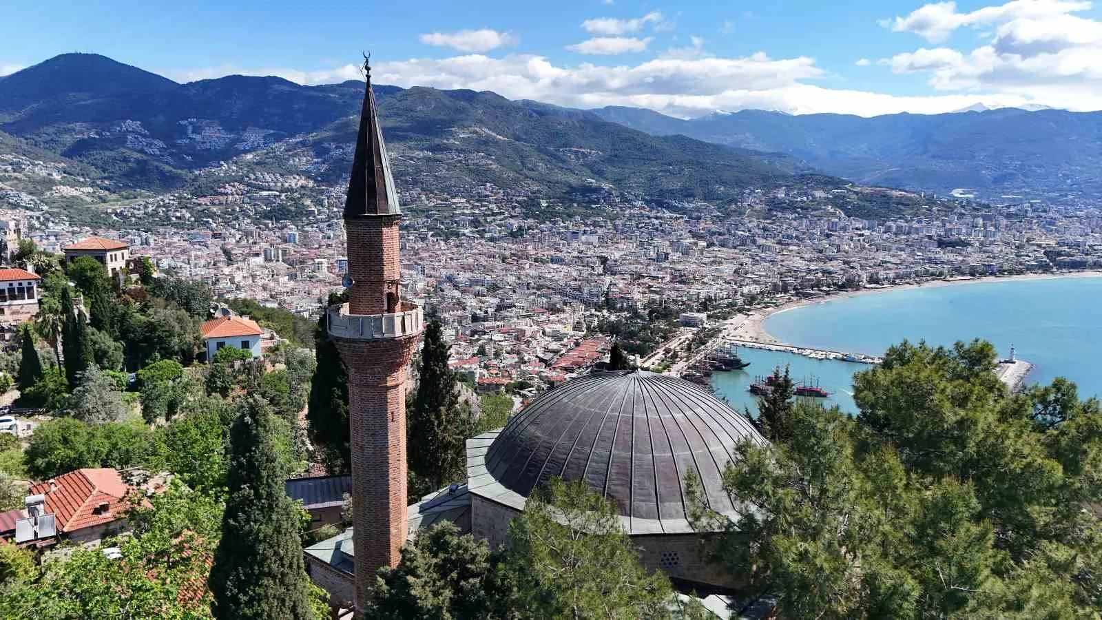 Alanya Kalesi'ndeki 800 y�ll�k miras turist ak�n�na u�ruyor