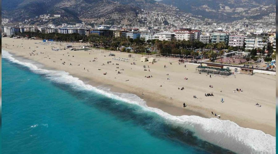 Alanya'da güneşli havayı gören plaja akın etti