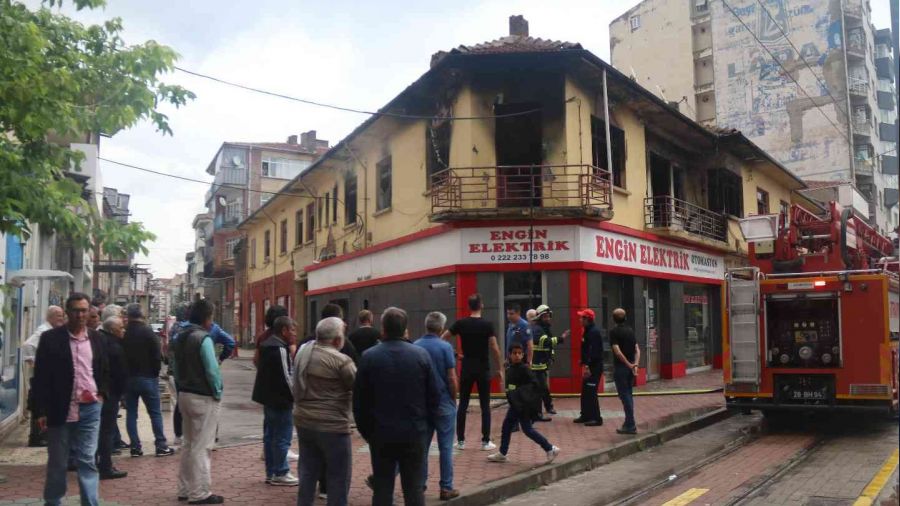 Alevlere teslim olan otel kullanılamaz hale geldi