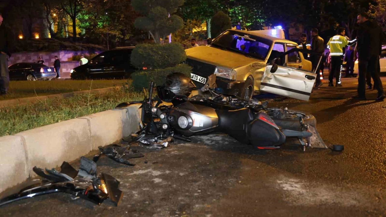 Alkollü otomobil sürücüsü motosiklete çarptı: 1 ağır, 3 yaralı