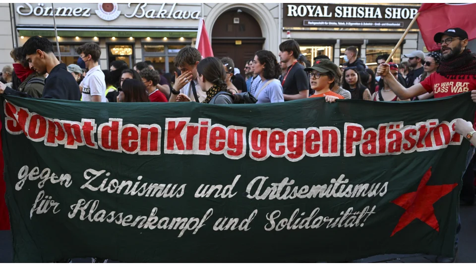 Alman polisi �srail askerlerini aratm�yor