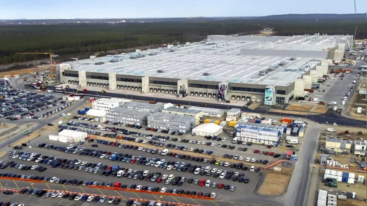 Almanya'da Tesla fabrikasının genişleme planı protesto edildi