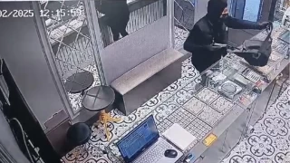 Altın dolu çanta son anda dolaba takıldı