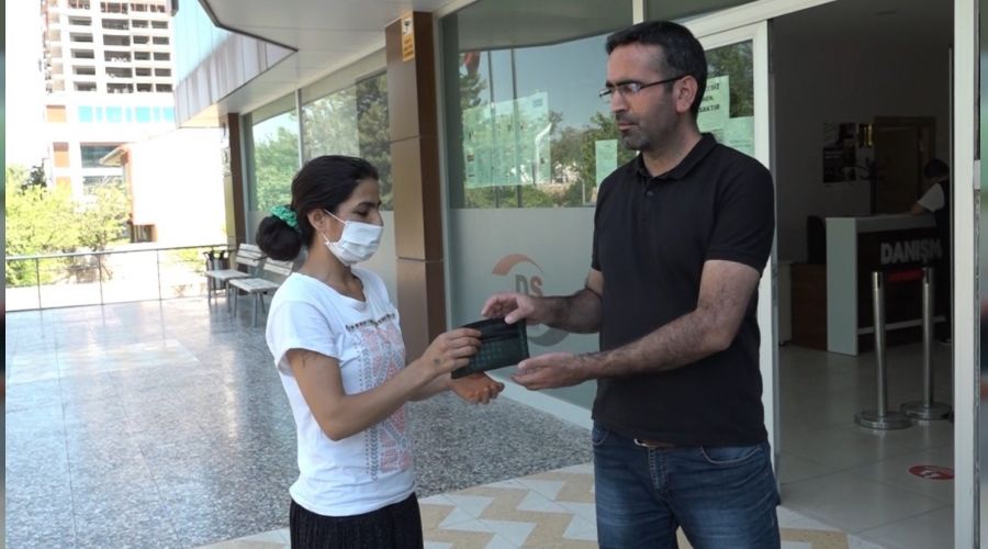 Altın dolu çantayı sahibine teslim etti