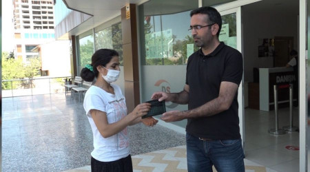 Altın dolu çantayı sahibine teslim etti