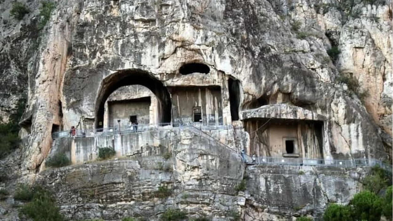 Amasya Kral Kaya Mezarları: Tarihin derinliklerinden yükselen anıtlar