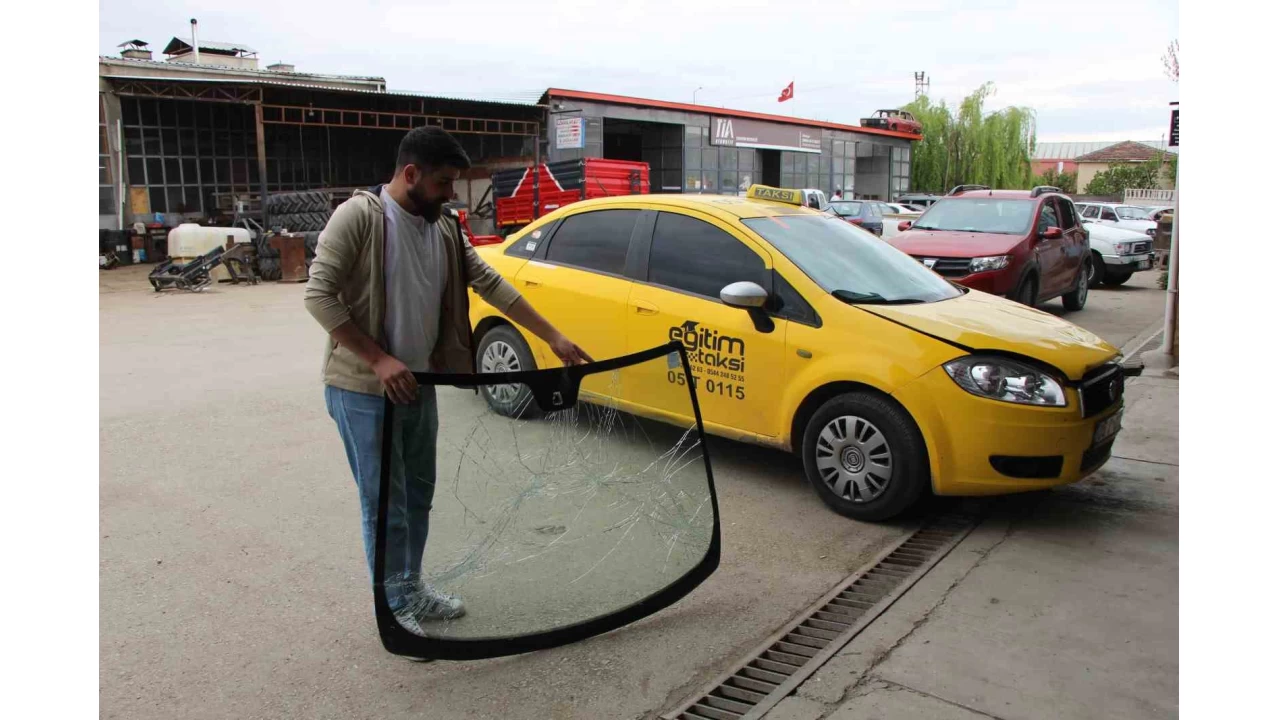Amasya'da tünelde taksinin kaputu bir anda açıldı
