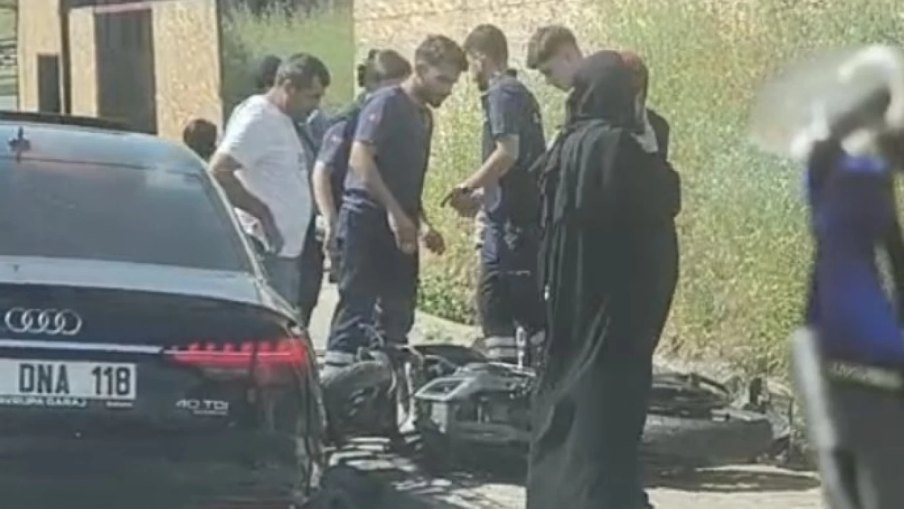 Ambulansa yol vermek isteyen motosiklet otomobile çarptı