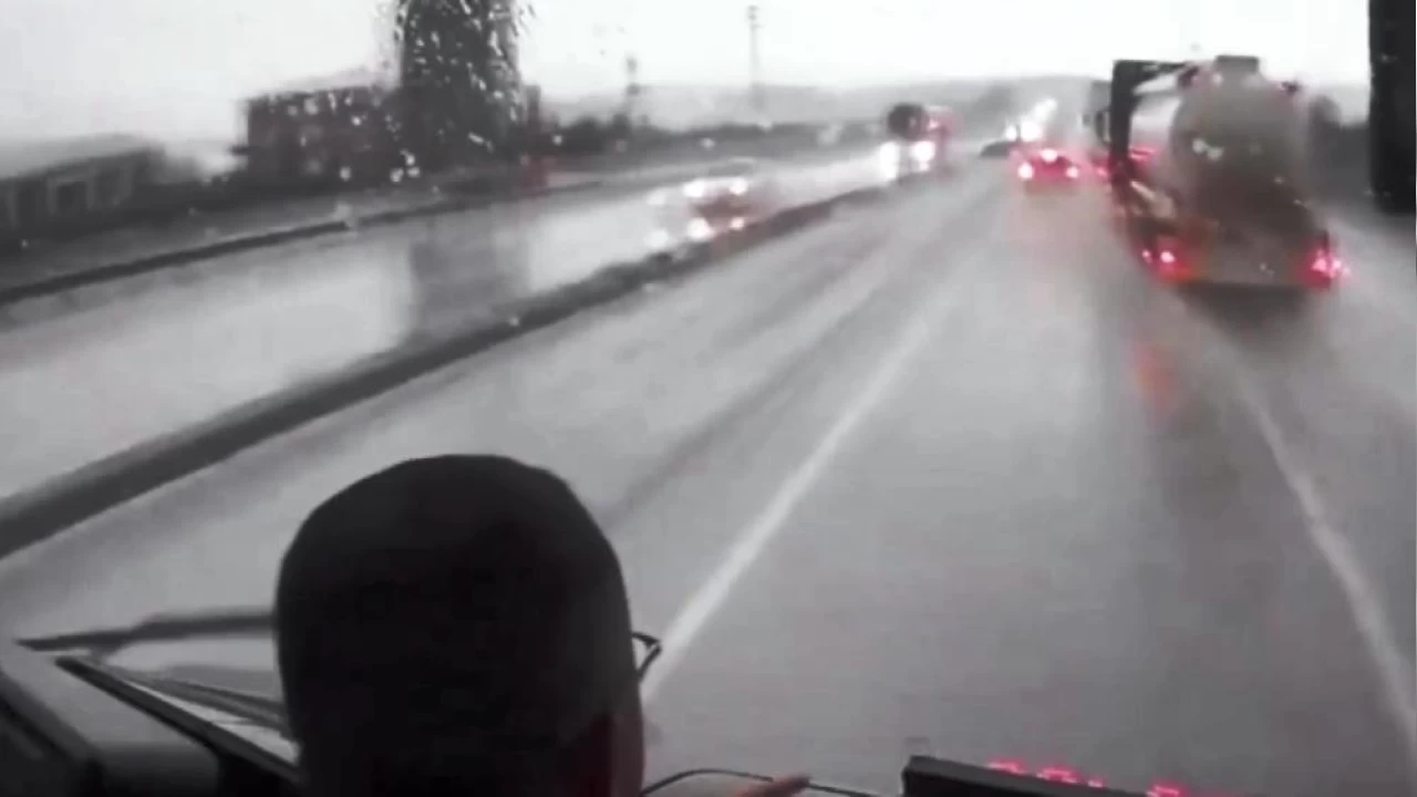 Ani �erit de�i�tirerek trafi�i tehlikeye sokan �ekiciye ceza