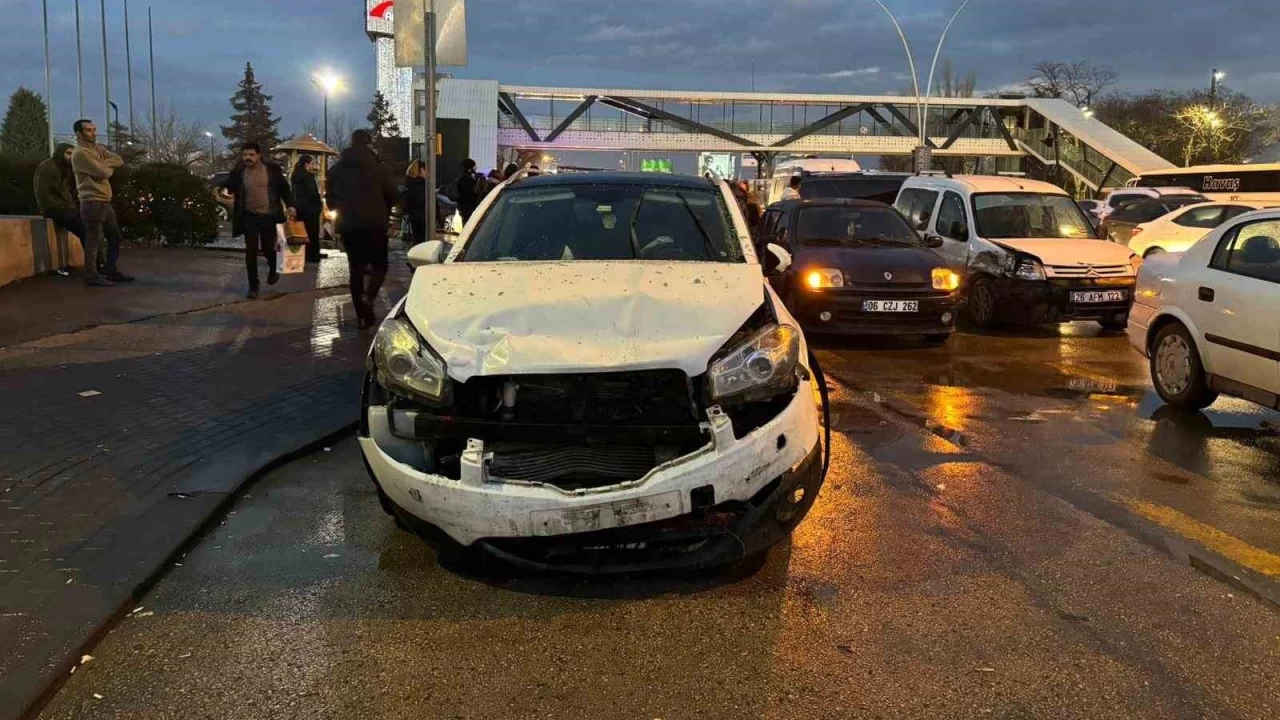 Ankara'da 26 ara� birbirine girdi: 3 yaral�