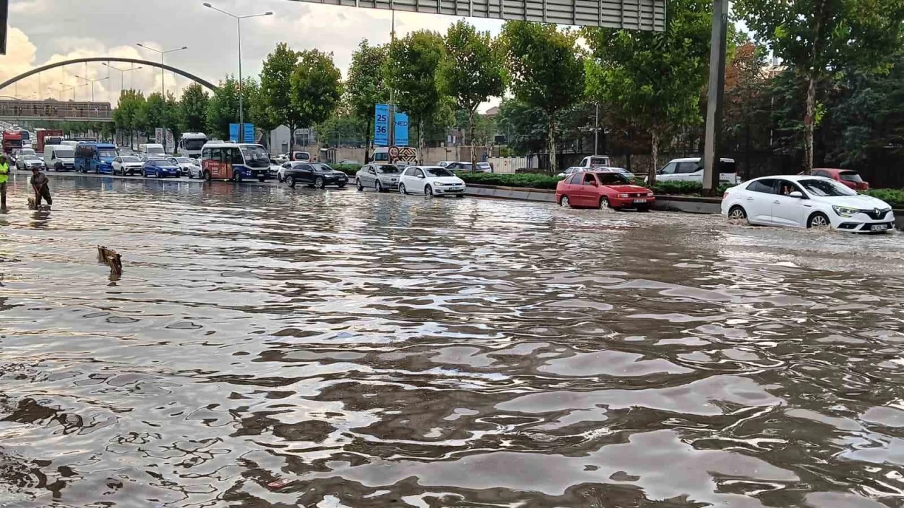 Ankara'da etkili olan ya��� yolu kapatt�