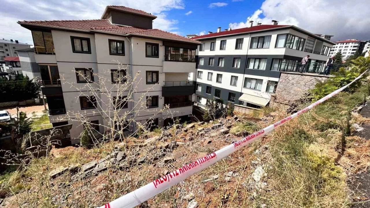 Ankara'da ya�mur sonras� istinat duvar� y�k�ld�
