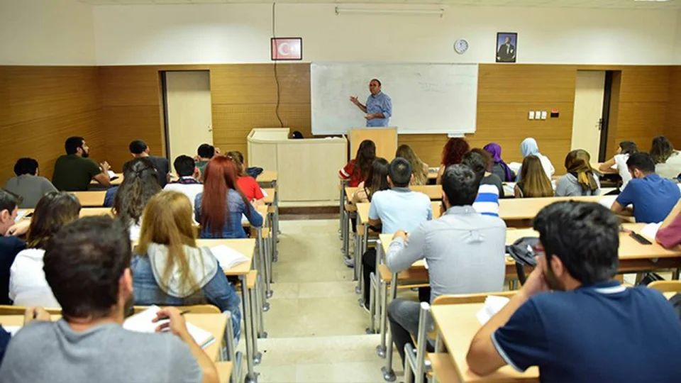 Anne babanın gözü ayakkabı ve giyimde: Öğrencininki bilgisayarda