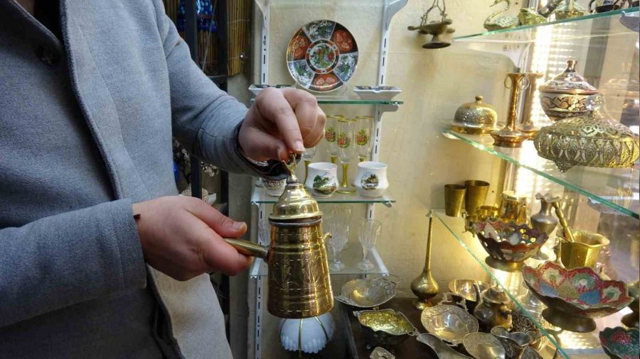 Anne ve babas�n�n antika merak� gelir kap�s� oldu