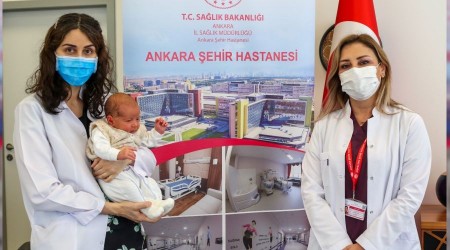 Annesi hamileyken aşılanan bebek antikorlu doğdu