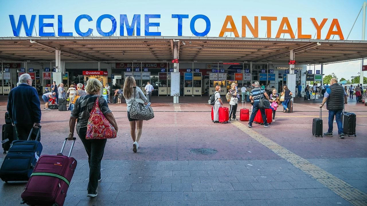 Antalya Havalimanı'nda, bir ayda 4 milyon yolcuya hizmet verildi
