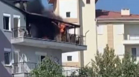 Antalya'da daire alev alev yandı
