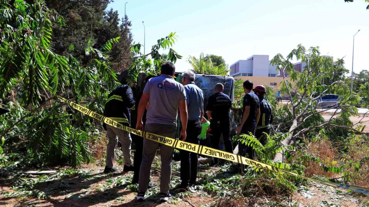 Antalya'da elektrikli otob�s devrildi, s�r�c� hayat�n� kaybetti