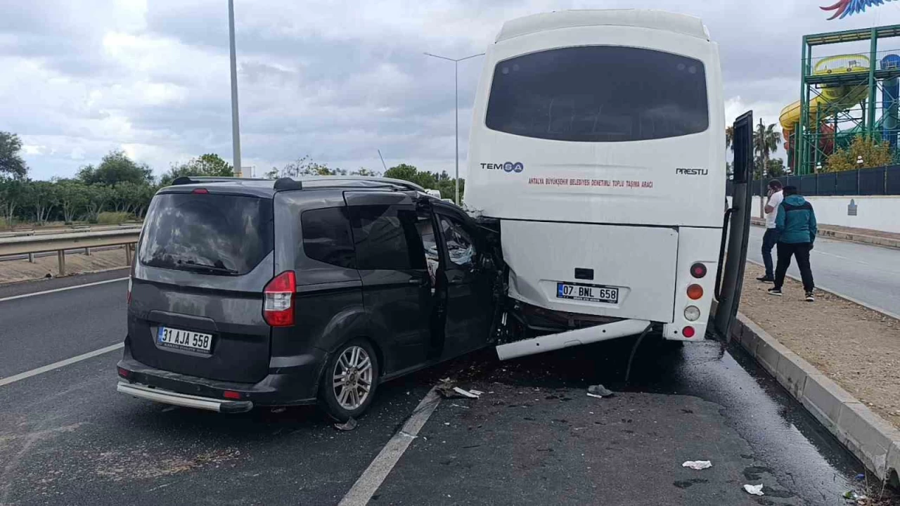 Antalya'da hafif ticari araç midibüse çarptı