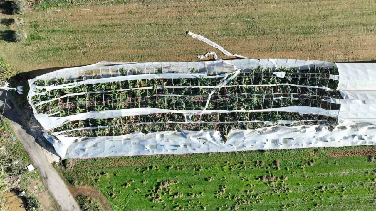 Antalya'da hortumun seralara verdii zararn boyutu gn yzne kt