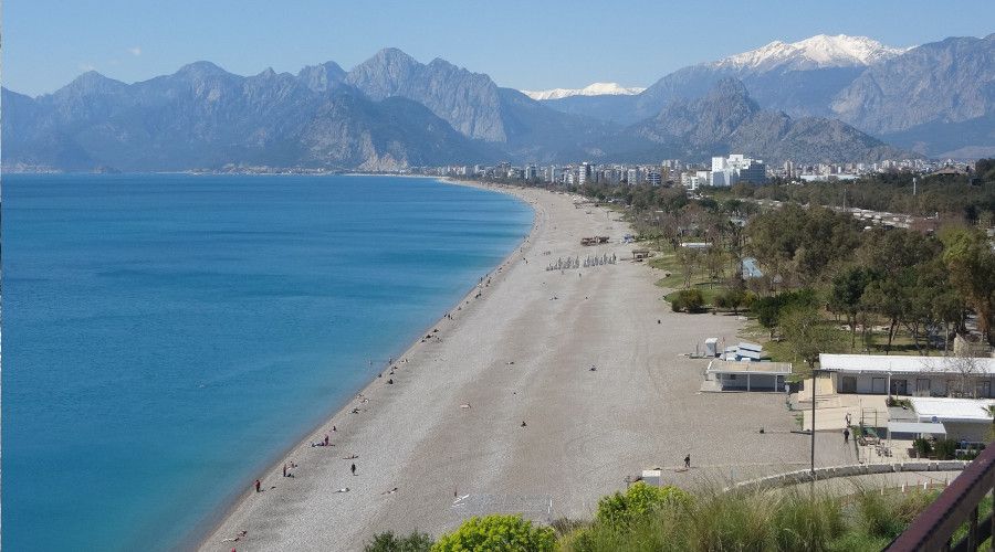 Antalya'da karl� da�lar�n g�lgesinde deniz keyfi
