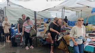Antalya'da turistlerin pazar keyfini yamur bile bozamad